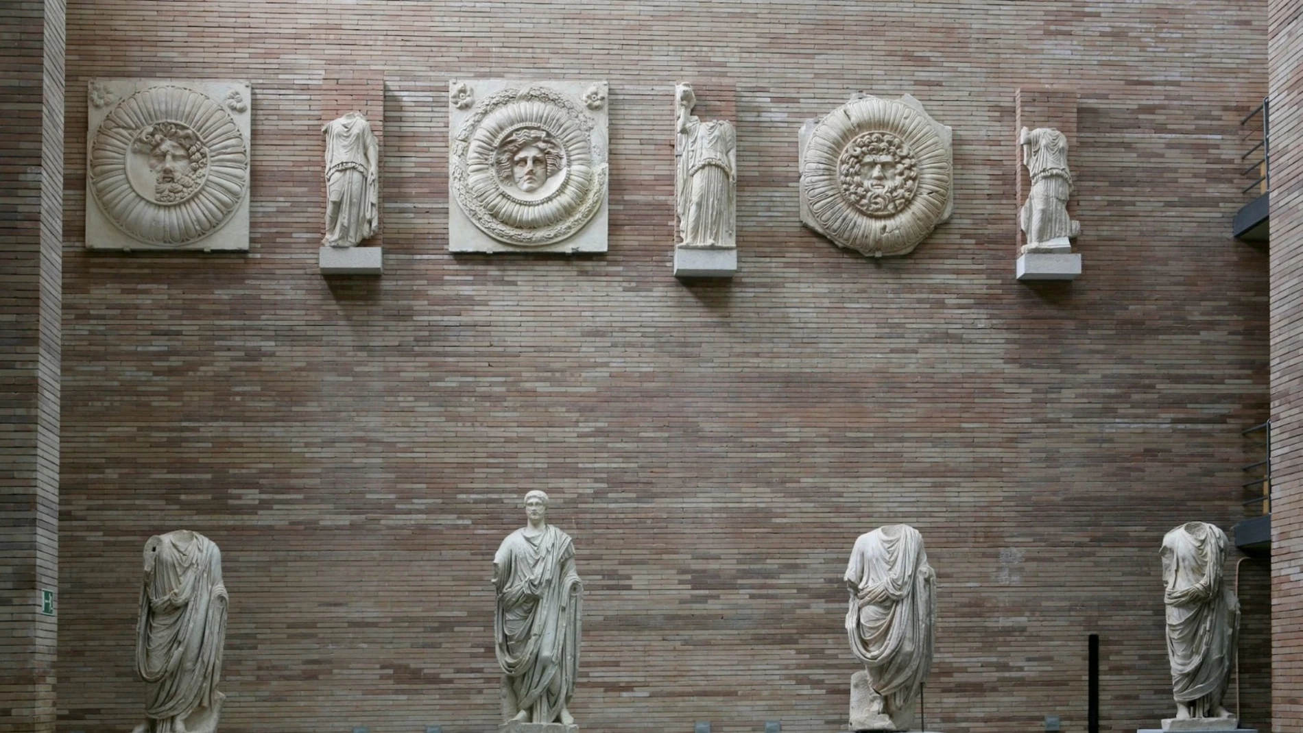 Fachada del foro colonial con adornos, cariátides y togados