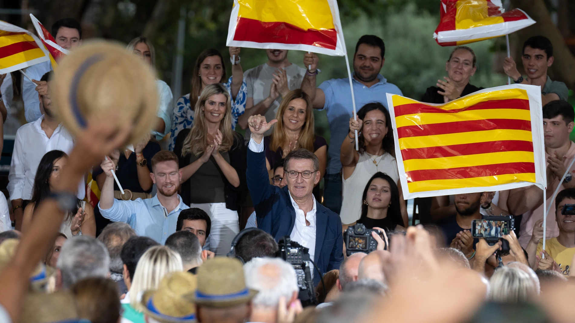 El presidente del Partido Popular y candidato a la Presidencia del Gobierno, Alberto Núñez Feijóo, en el acto de inicio de la campaña, junto al Ayuntamiento, a 6 de julio de 2023, en Castelldefels, Barcelona, Catalunya (España). El mitin sirve para dar el pistoletazo de salida de la campaña electoral, que arranca de manera oficial la madrugada de mañana viernes, 7 de julio, para las elecciones generales del próximo 23 de julio. 06 JULIO 2023 David Zorrakino / Europa Press 06/07/2023