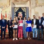 Foto de familia de la consejera Rocío Lucas con los premiados del programa FP Stem