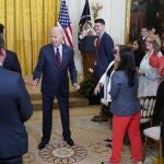  El presidente de EE UU, Joe Biden, saluda a los asistentes a un discurso sobre sanidad celebrado ayer en el Ala Este de la Casa Blanca