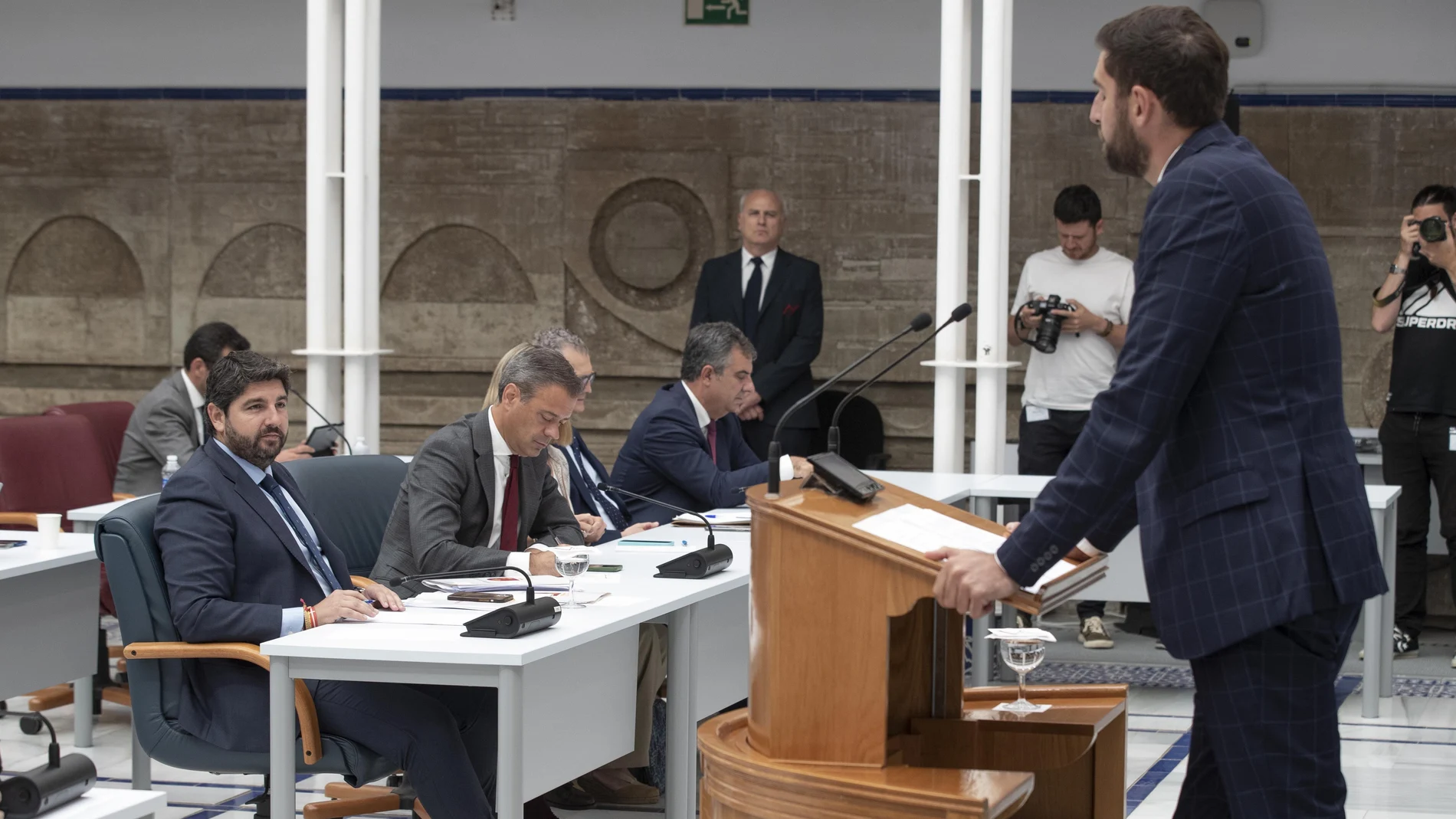 El portavoz de Vox en el Parlamento murciano, José Ángel Antelo (d), ante el presidente en funciones de la Comunidad de Murcia, Fernando López Miras, interviene durante la segunda sesión del pleno de su investidura, este viernes en la Asamblea Regional en Cartagena.