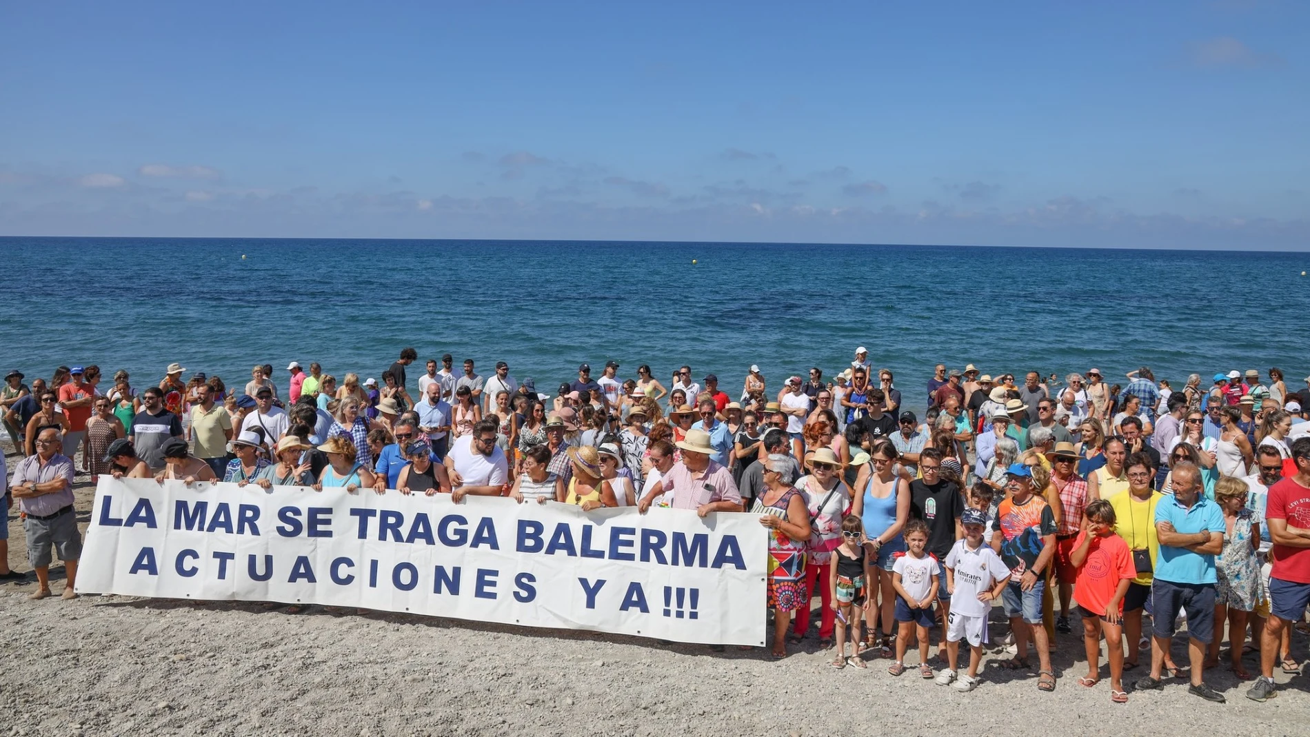 Vecinos se manifiestan en defensa de la playa de Balerma