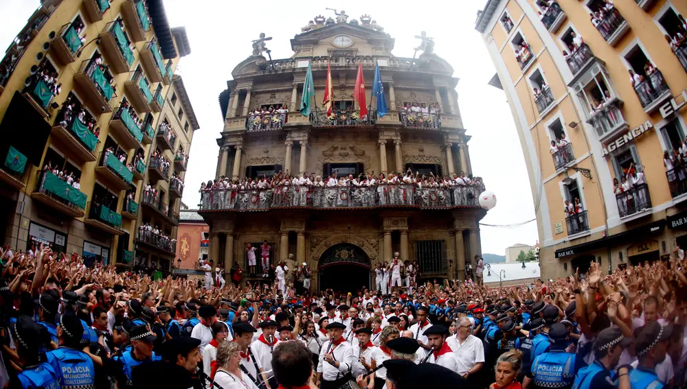 Los músicos pasan entre los miles de personas que asisten al chupinazo que anuncia el inicio de los sanfermines 2023, este jueves en la Plaza Consistorial de Pamplona.