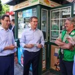 El candidato del PP a la Presidencia del Gobierno, Alberto Núñez Feijóo, probó la suerte de la ONCE en Triana (Sevilla)