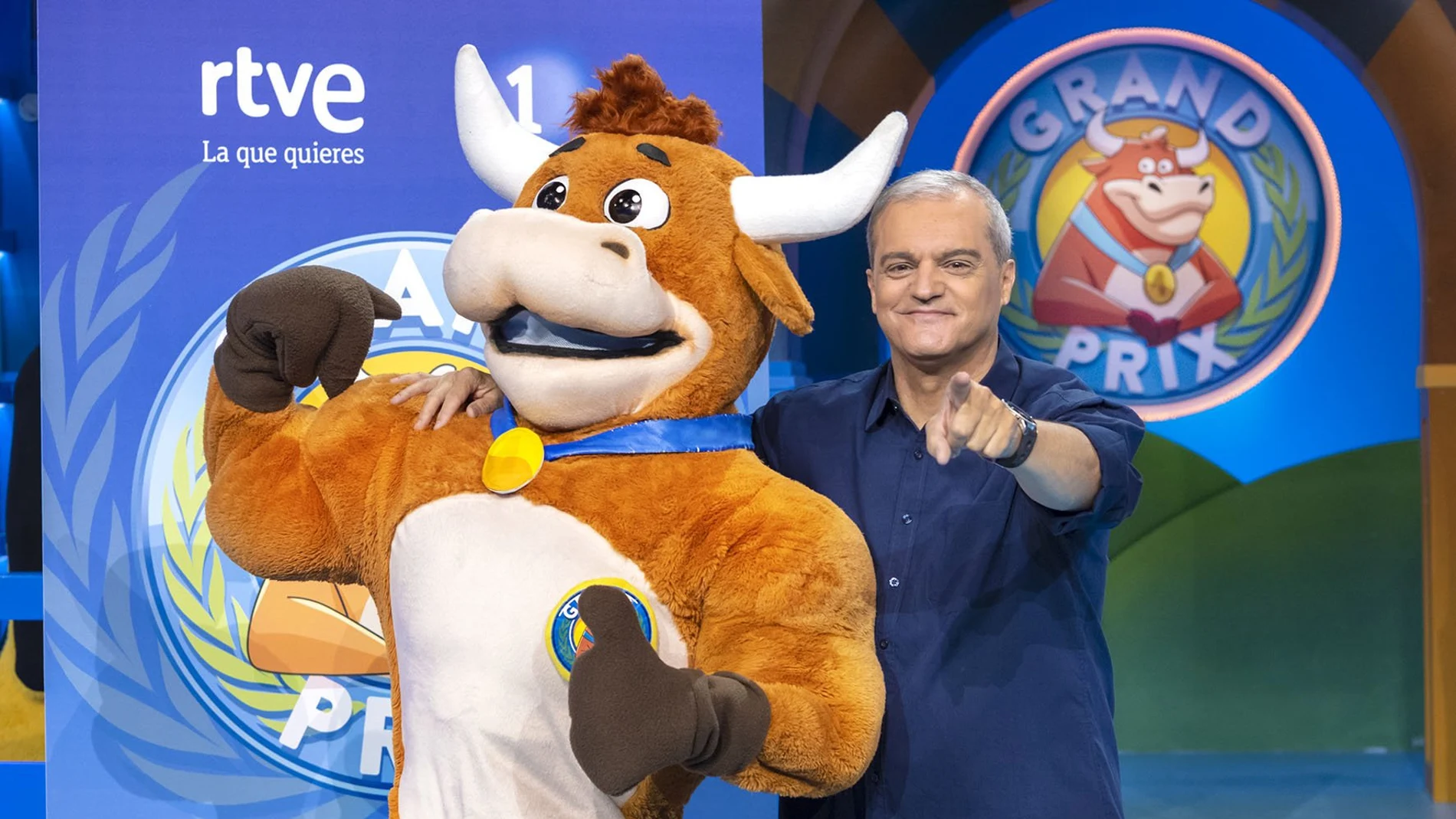 El "Grand Prix" vuelve a La 1 de Televisión Española con una edición veraniega dieciocho años después, con un formato que tiene al frente a Ramón García (en la imagen) y que mantiene la estética y algunas de las pruebas clásicas, aunque con modificaciones como una nueva versión falsa de la famosa vaquilla de la primera edición.
