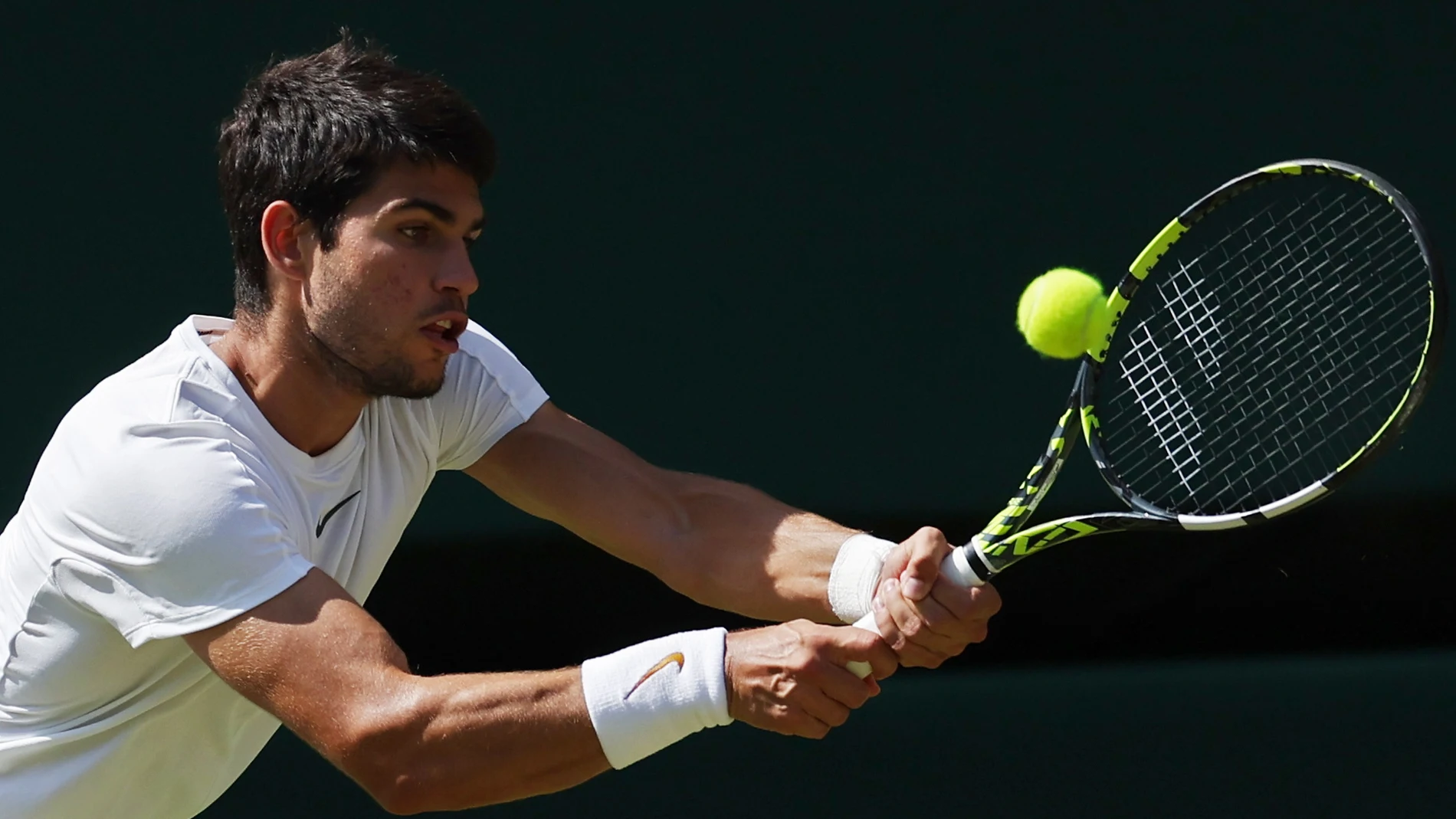 Wimbledon (United Kingdom), 07/07/2023.- Carlos Alcaraz of Spain in action during his Men's Singles 2nd round match against Alexandre Muller of France at the Wimbledon Championships, Wimbledon, Britain, 07 July 2023. (Tenis, Francia, España, Reino Unido) EFE/EPA/NEIL HALL EDITORIAL USE ONLY