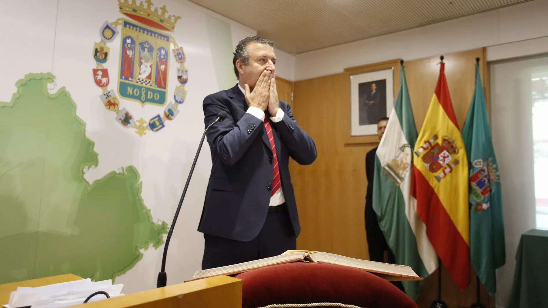 El socialista Javier Fernández, elegido presidente de la Diputación por mayoría simple del Pleno