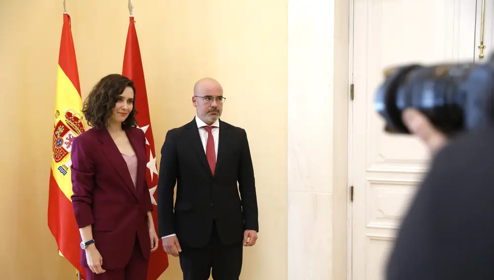 La presidenta de la Comunidad de Madrid, Isabel Diaz Ayuso, recibe en Sol al delegado del Gobierno en Madrid, Francisco Martín