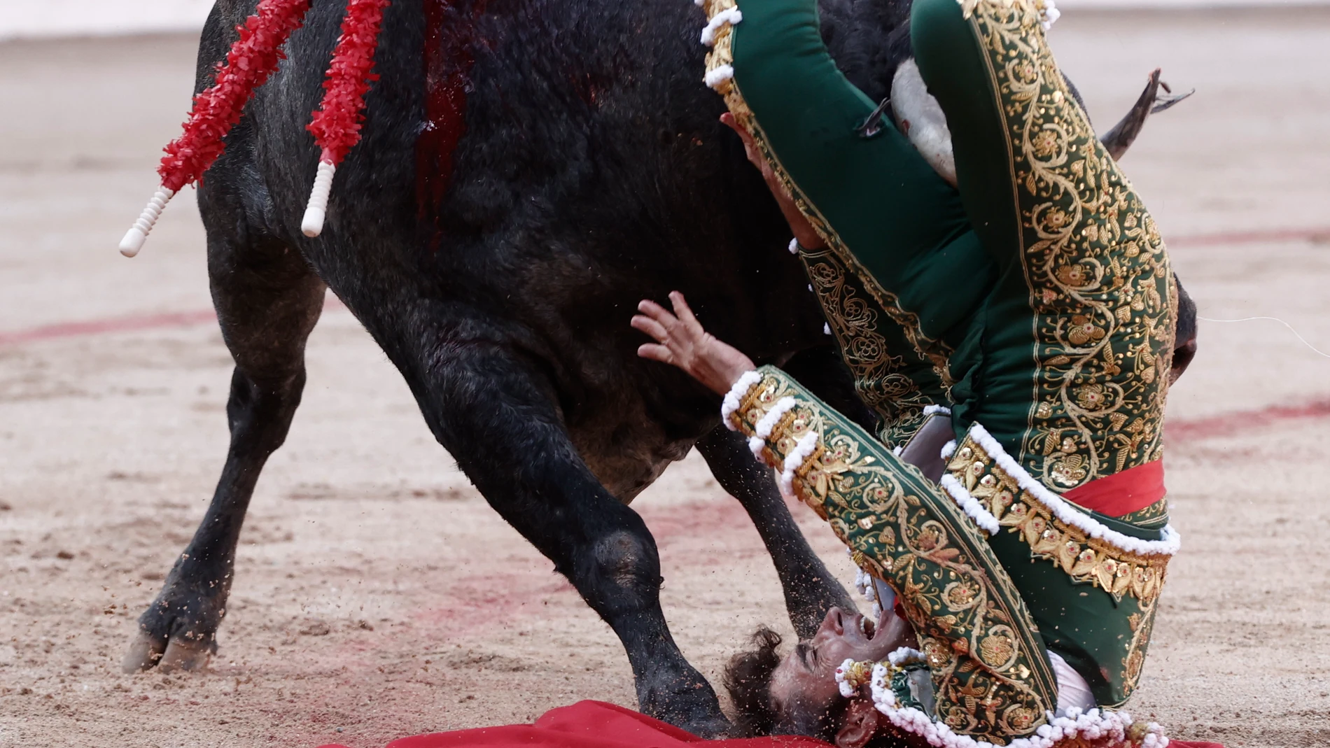 GRAFCAV675. PAMPLONA, 08/07/2023.- El diestro Fernando Robleño sufre una cogida por el primer toro en el festejo taurino de esta tarde en la Plaza de Toros de Pamplona y es trasladado a la enfermería del coso pamplonés, dentro de la Feria del Toro de los Sanfermines 2023, donde ha compartido cartel con Juan del Álamo y Borja Jiménez con toros de la ganadería abulense de la José Escolar Gil. EFE/ Jesús Diges