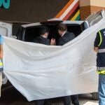 El traslado del cuerpo de la mujer asesinada la tarde de este sábado en Logroño en un presunto caso de violencia machista