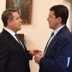El presidente de Castilla y León, Alfonso Fernández Mañueco, conversa con su homólogo de Castilla La Mancha, Emiliano García-Page