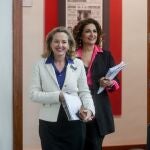 a vicepresidenta primera y ministra de Asuntos Económicos y Transformación Digital, Nadia Calviño (i), y la ministra de Hacienda y Función Pública, María Jesús Montero (d), a su llegada a su comparecencia tras la Comisión Interministerial para la Recuperación, Transformación y Resiliencia, en el Complejo de La Moncloa.