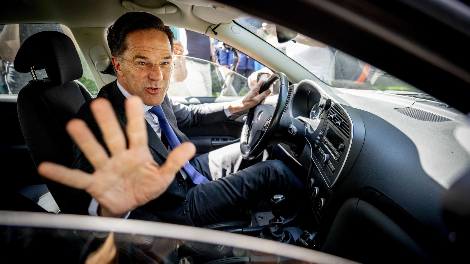 The Hague (Netherlands), 08/07/2023.- Outgoing Dutch Prime Minister Mark Rutte leaves Huis ten Bosch palace after updating Dutch King Willem-Alexander about the fall of the cabinet in the hague, the Netherlands, 08 July 2023. Rutte already offered the resignation of the cabinet to the king in writing. He announced his resignation on 07 July citing irreconcilable differences within his four-party coalition about how to rein in migration. (Países Bajos; Holanda, La Haya) EFE/EPA/ROBIN UTRECHT
