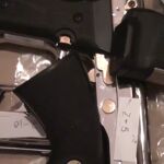 Un agente inspecciona alguna de las armas transformadas