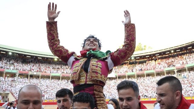  El diestro mexicano Isaac Fonseca sale a hombros por la puerta grande tras cortar dos orejas a sus dos toros en suerte esta tarde en la Plaza de Toros de Pamplona dentro de la Feria del Toro de los Sanfermines 2023.