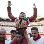  El diestro mexicano Isaac Fonseca sale a hombros por la puerta grande tras cortar dos orejas a sus dos toros en suerte esta tarde en la Plaza de Toros de Pamplona dentro de la Feria del Toro de los Sanfermines 2023.