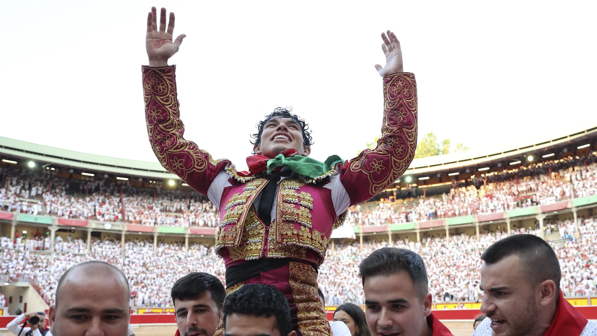 El diestro mexicano Isaac Fonseca sale a hombros por la puerta grande tras cortar dos orejas a sus dos toros en suerte esta tarde en la Plaza de Toros de Pamplona dentro de la Feria del Toro de los Sanfermines 2023.