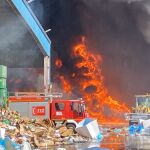 El fuego en el polígono La Red de Alcalá de Guadaíra (Sevilla)