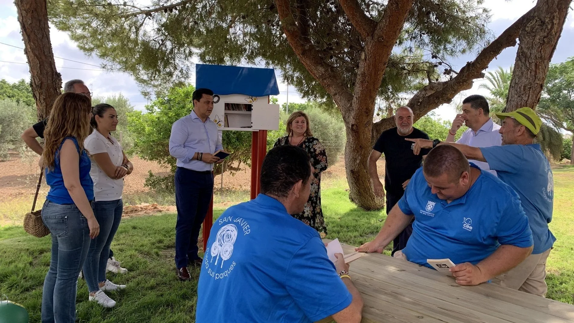 San Javier estrena la primera biblioteca en una zona verde