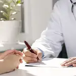 Paciente con el doctor en una consulta médica