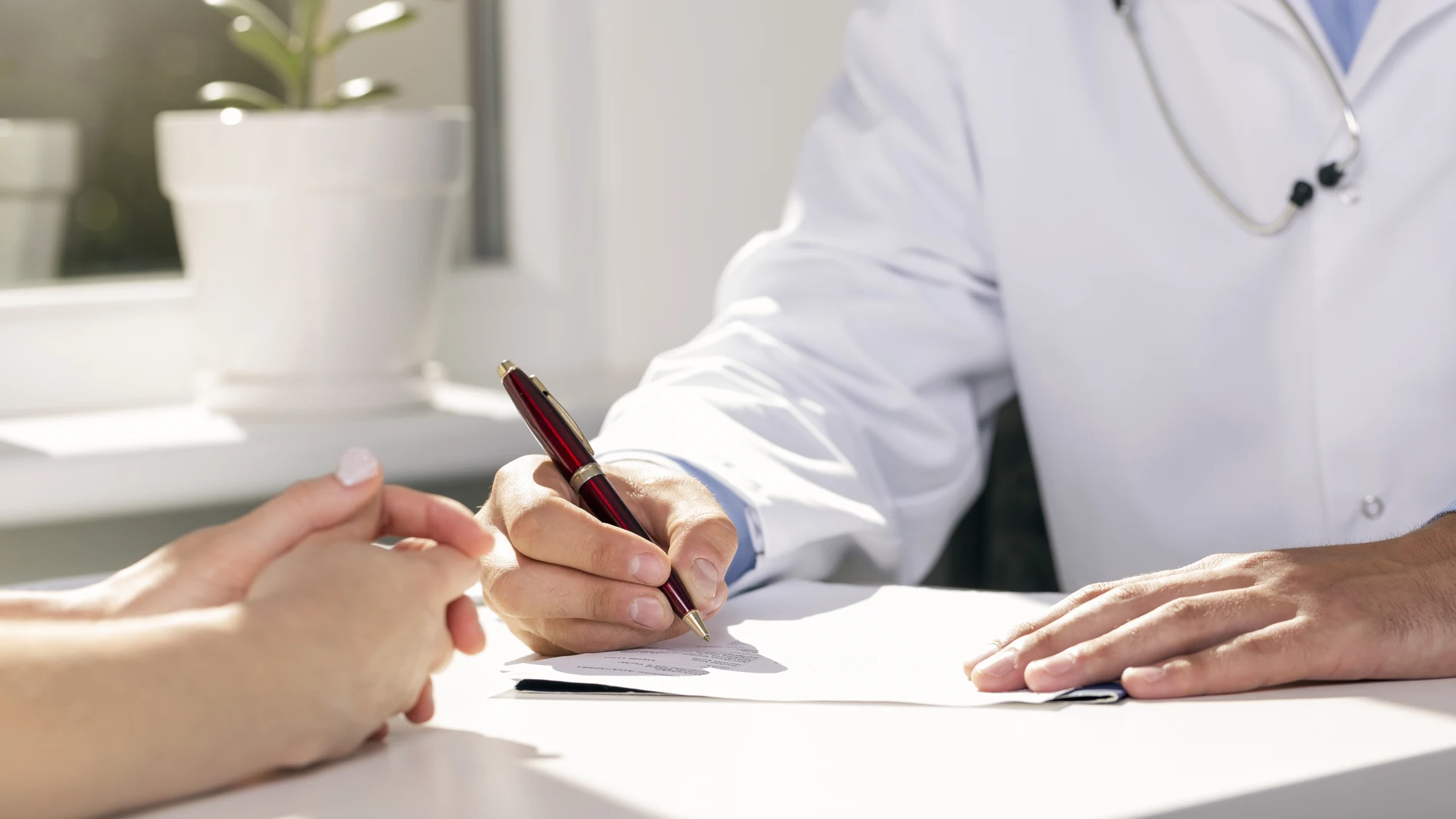 Paciente con el doctor en una consulta médica