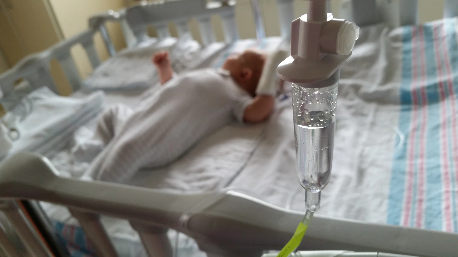 Bebé ingresado en el hospital.