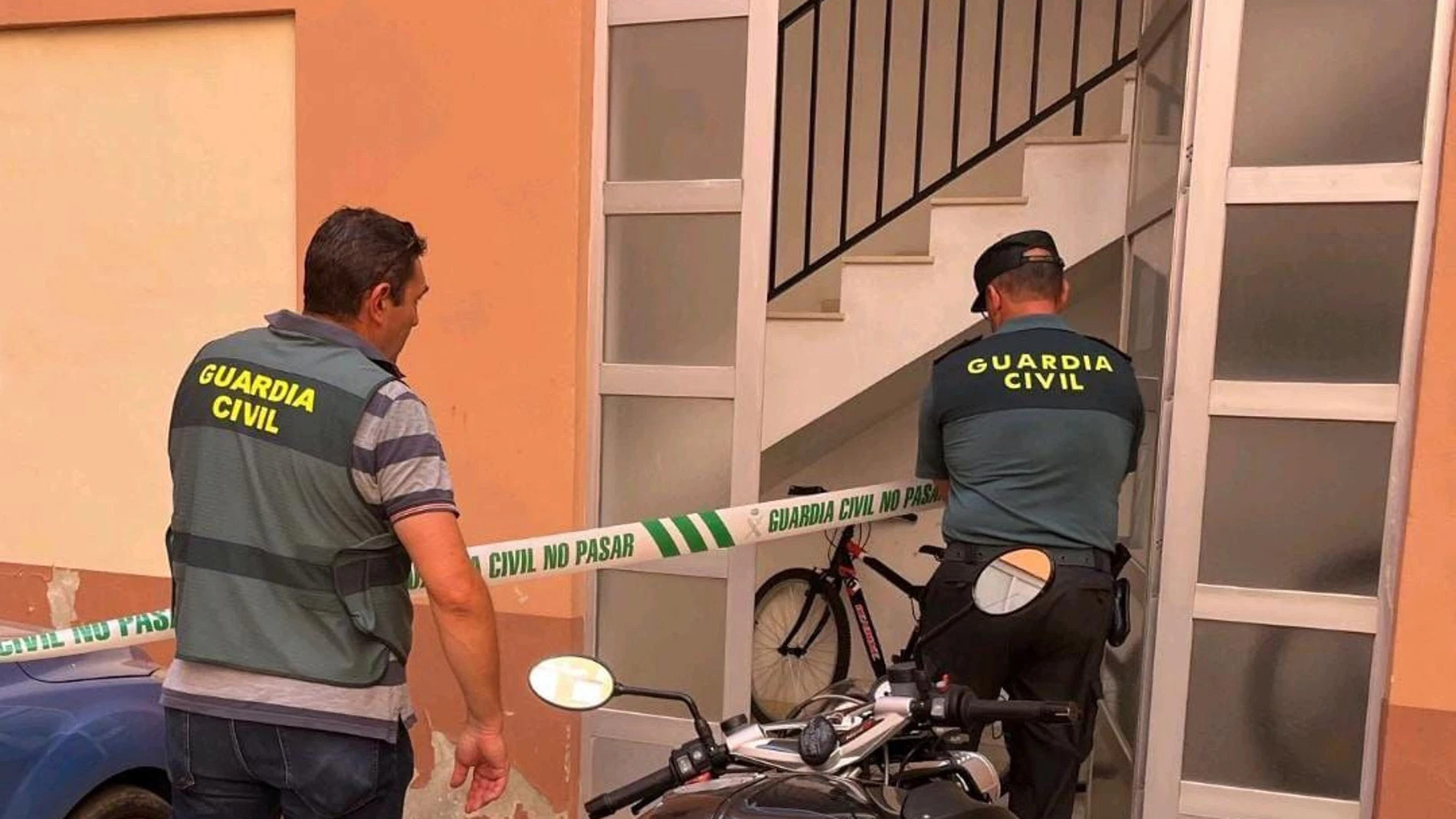La Guardia Civil precinta la entrada del edificio donde se ha producido un crimen machista en Antella (Valencia).