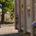 Maysoun Douas, portavoz de la plataforma "Por un entierro digno" y ex concejala de Más Madrid, pasea por el Cementerio Sur de Carabanchel