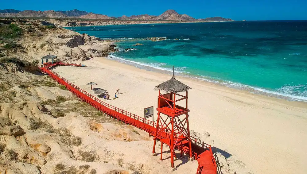 El parque nacional Cabo Pulmo es un tesoro natural bañado por el mar de Cortés, una masa de agua bautizada por Jacques-Yves Cousteau como el ‘acuario del mundo’