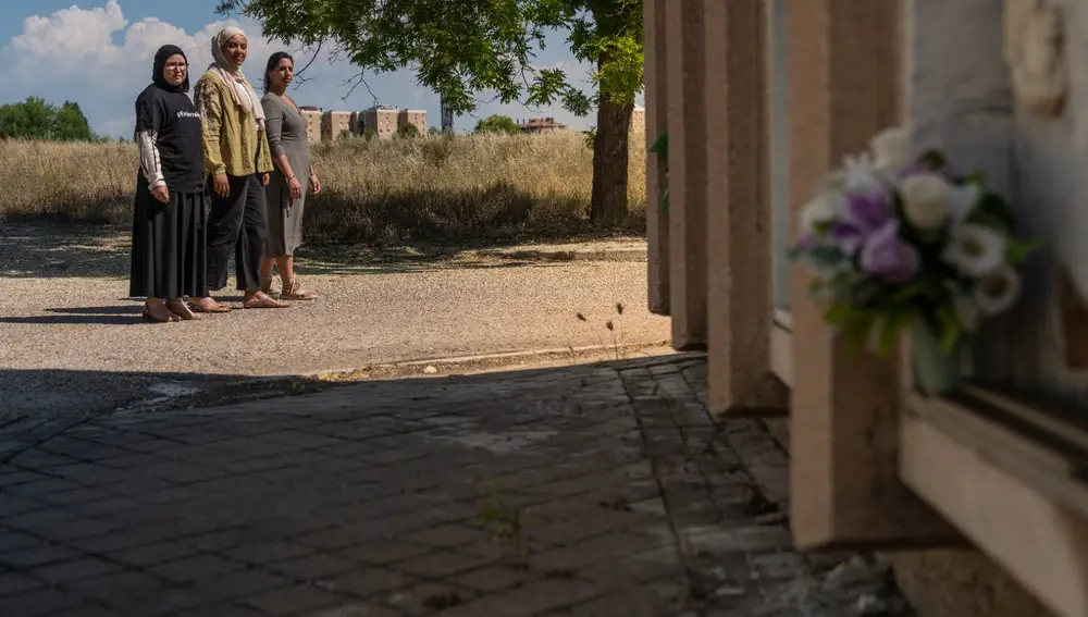 Maysoun Douas, portavoz de la plataforma "Por un entierro digno" y ex concejala de Más Madrid, junto a Fátima Bourhim y Zenib Laari en el Cementerio Sur de Carabanchel
