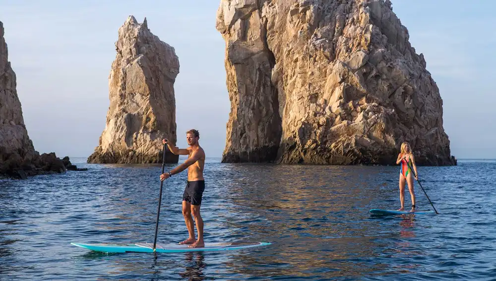 Si el surf te está llamando, la tuya es Playa Costa Azul, uno de los lugares más concurridos por los surfistas