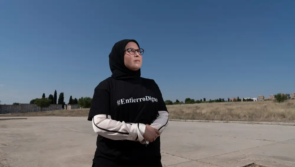 Maysoun Douas en el solar del Cementerio Sur de Carabanchel, donde la Asamblea de Madrid aprobó en julio del año pasado habilitar "no menos de 10.000 metros cuadrados" para realizar entierros bajo el rito musulmán