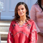La Reina Letizia con blusa ucraniana.