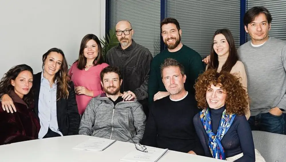 Los hermanos Caballero con parte del elenco de 'Machos Alfa'