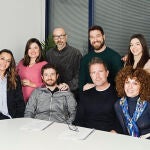 Los hermanos Caballero con parte del elenco de 'Machos Alfa'