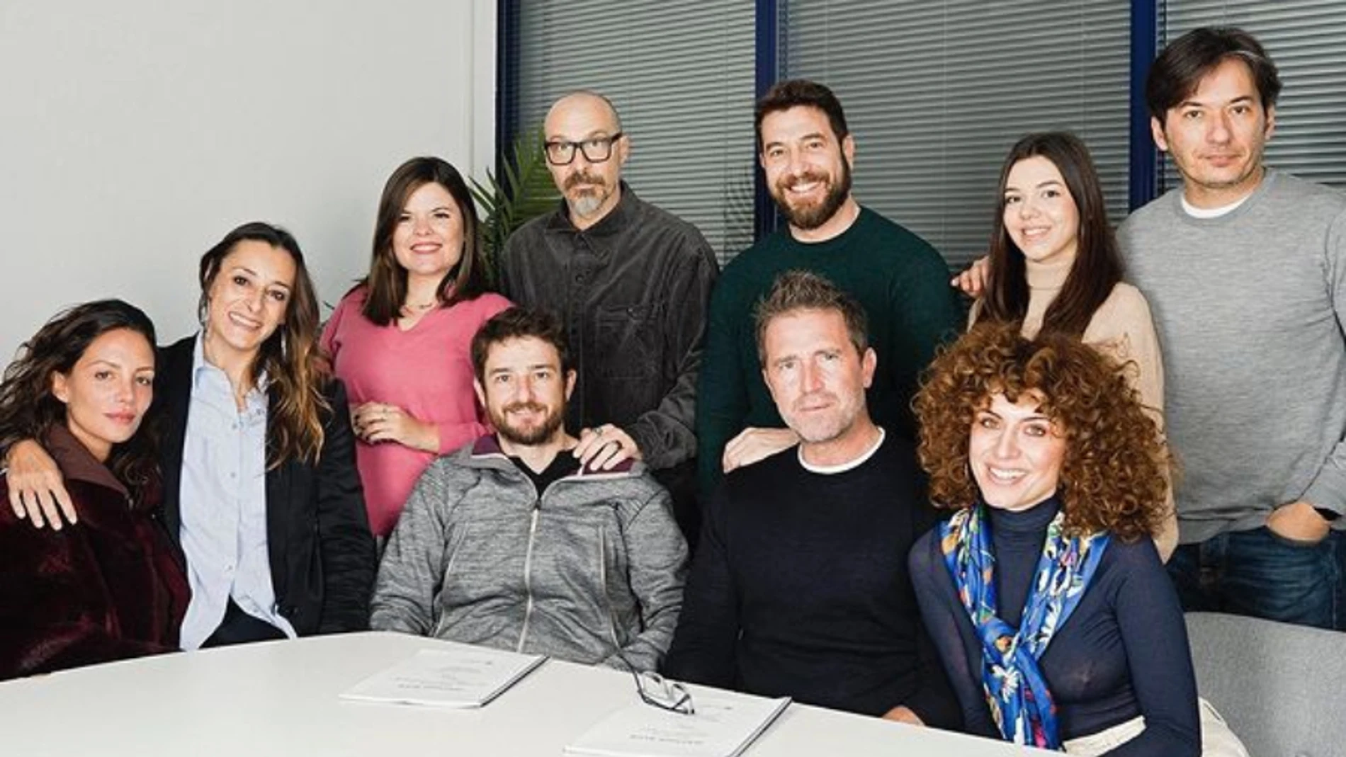 Los hermanos Caballero con parte del elenco de 'Machos Alfa'