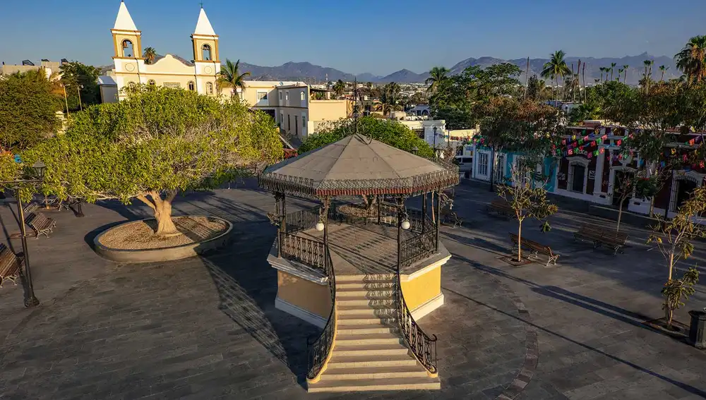 En esta pequeña y tranquila población destaca la Plaza Mijares, su centro neurálgico y donde realmente te sentirás en México