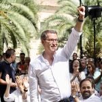 El líder del Partido Popular, Alberto Núñez Feijóo, a su llegada a un acto de campaña electoral del Partido Popular, en los Jardines del Prado, a 11 de julio de 2023, en Ciudad Real, Castilla-La Mancha (España). Feijóo ha viajado a Ciudad Real para protagonizar un acto de campaña de cara a las elecciones generales del 23 de julio. El acto es el primero al que asiste Feijóo tras el debate cara a cara con el presidente del Gobierno ayer, 10 de julio en Atresmedia. 11 JULIO 2023;CIUDAD REAL;CASTILLA LA MANCHA;PP;FEIJOO Patricia Galiana / Europa Press 11/07/2023