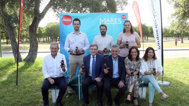 Visitable en el Parque del Alamillo el Banco de Mares circulares de Coca-Cola fabricado con basura marina