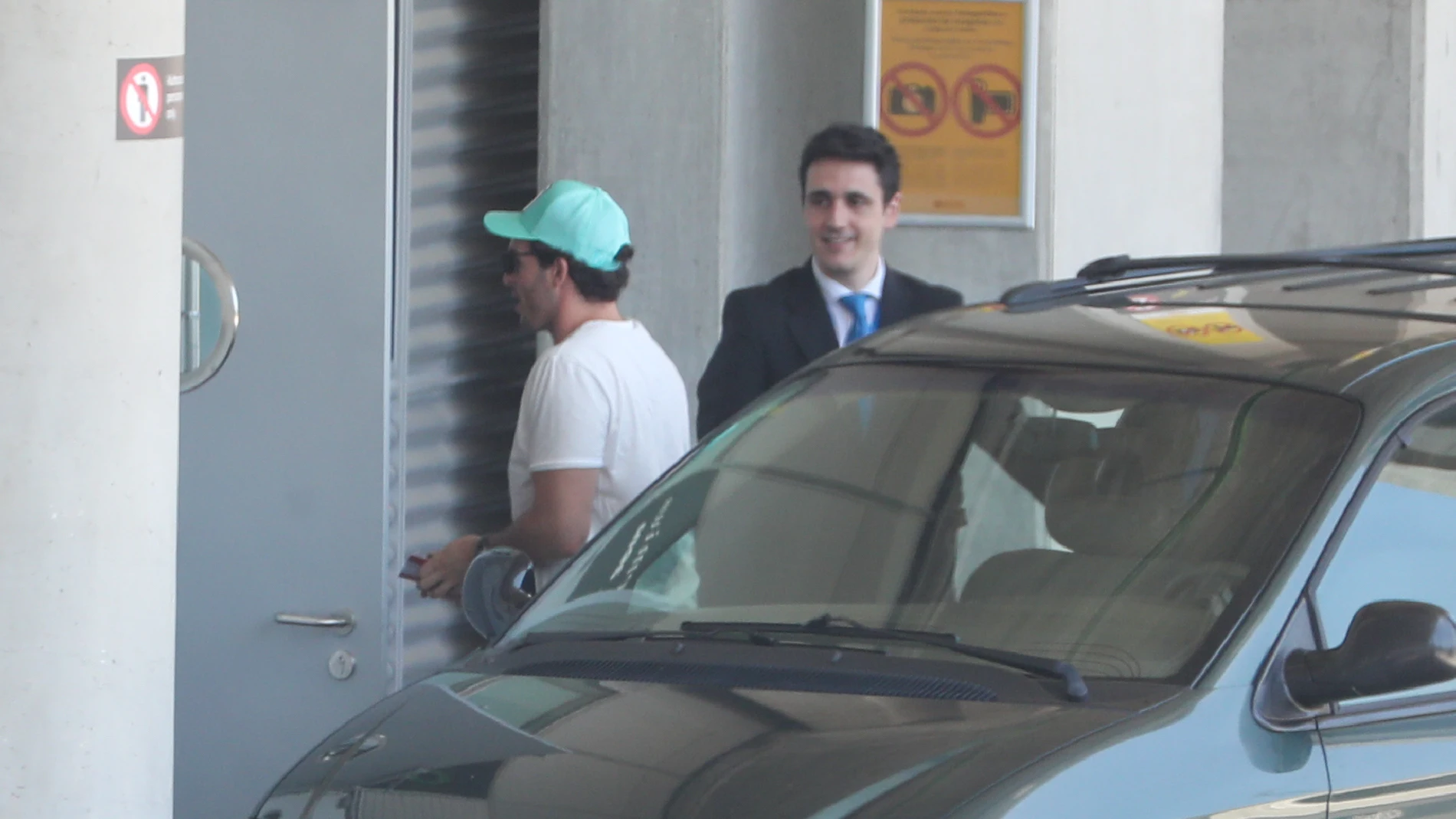 Iñigo Onieva entrando al aeropuerto Adolfo Suárez Madrid-Barajas