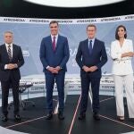 Feijóo y Sánchez flanqueados por los dos moderadores del debate: Vicente Vallés y Ana Pastor