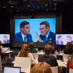Sala de prensa durante el programa 'Cara a Cara. El Debate', en Atresmedia. Pedro Sánchez y Alberto Núñez Feijóo.