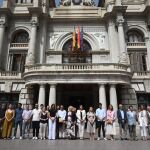 La práctica totalidad de los concejales del Ayuntamiento se han manifestado esta mañana para condenar el asesinato machista
