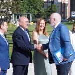 carnero saluda a al vicepresidente ejecutivo de la Comisión Europea para el Pacto Verde Europeo, Frans Timmermans en presencia de la ministra Teresa Ribera, de la delegada del Gobierno, Virginia Barcones y del consejero Luis Miguel González Gago
