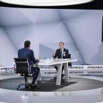 El presidente del Gobierno y candidato del PSOE a la reelección, Pedro Sánchez (i), y el candidato del PP a la presidencia, Alberto Núñez Feijóo (d), antes del programa 'Cara a Cara. El Debate', en Atresmedia