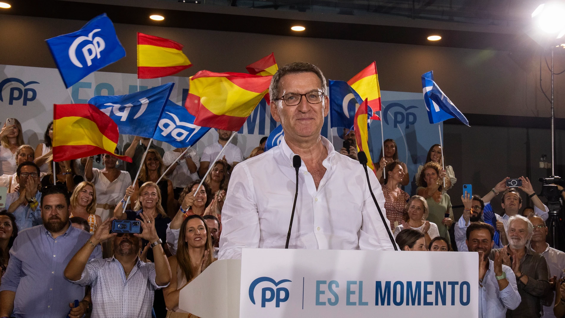 CÁDIZ, 11/07/2023.- El presidente del Partido Popular y candidato a la Presidencia del Gobierno, Alberto Núñez Feijóo, participa en un acto de campaña celebrado este martes en Cádiz. EFE/ Román Ríos