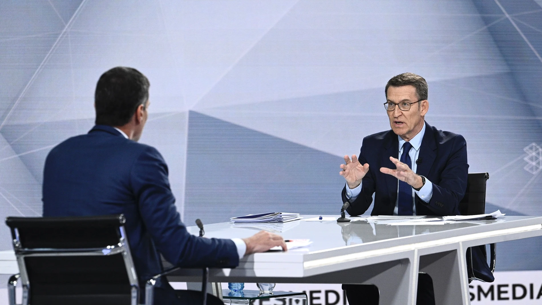 El presidente del Gobierno y candidato del PSOE a la reelección, Pedro Sánchez (i), y el candidato del PP a la presidencia, Alberto Núñez Feijóo (d), antes del programa 'Cara a Cara. El Debate', en Atresmedia.