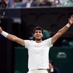 AV.- Tenis/Wimbledon.- Carlos Alcaraz se impone al talento coetáneo de Holger Rune y avanza a semifinales