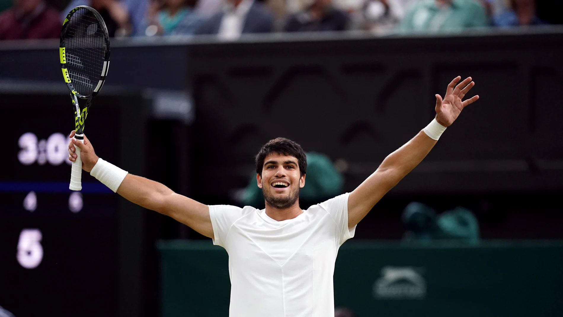 AV.- Tenis/Wimbledon.- Carlos Alcaraz se impone al talento coetáneo de Holger Rune y avanza a semifinales