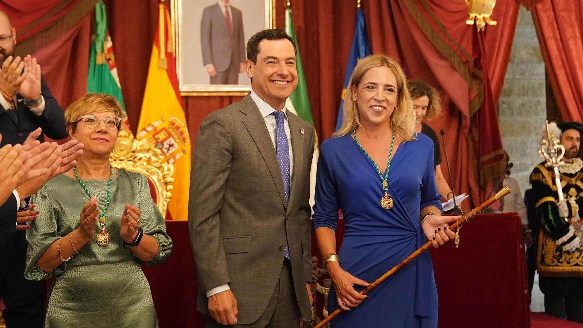Almudena Martínez del Junco, presidenta de la Diputación de Cádiz, con Juanma Moreno